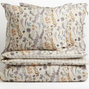 H&M Bed Set Fitted Sheet, Pillow Cases, Blanket Queen Pre-Owned Excellent